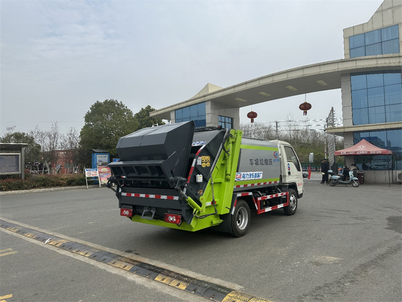 湖北程力福田藍(lán)牌5.8方壓縮垃圾車